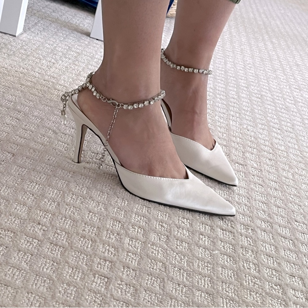 White satin pumps 6/6.5/37